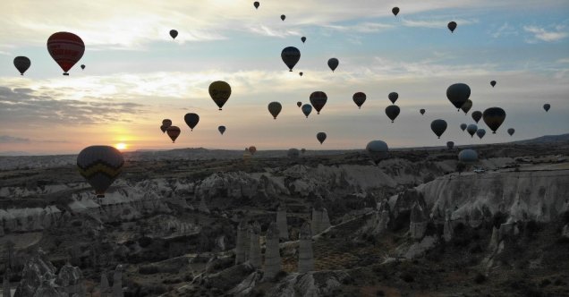 Kapadokya’da gökyüzü balonlarla renklendi