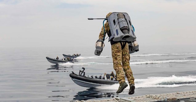 İngiliz Donanması gemi baskını için Jetpack denedi! (Video)