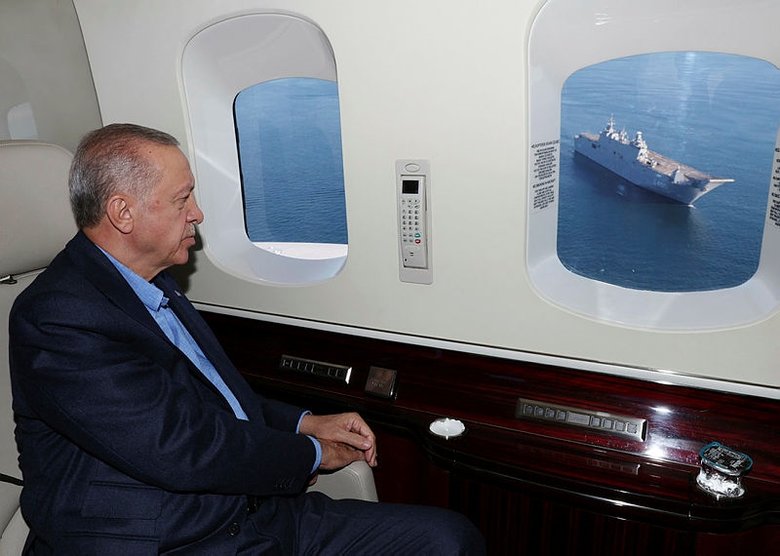 Cumhurbaşkanı Erdoğan, TCG Anadolu'yu havadan inceledi