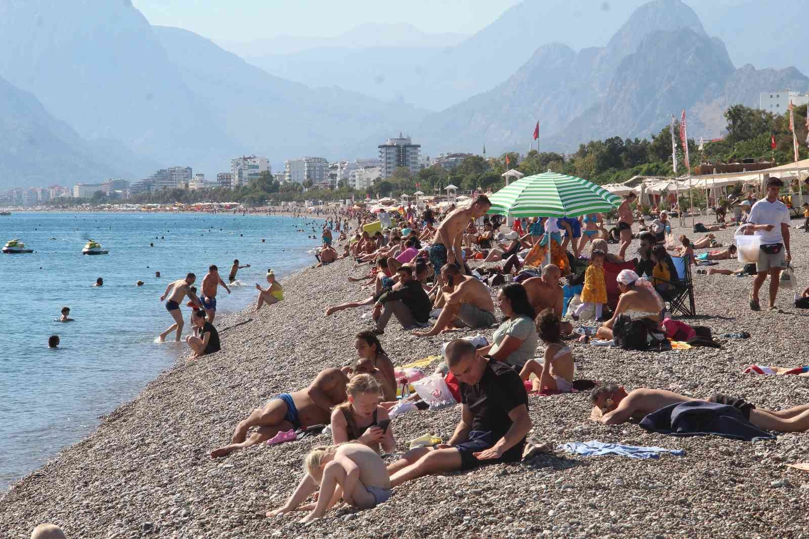 Antalya’da ekim ayı sonunda deniz keyfi