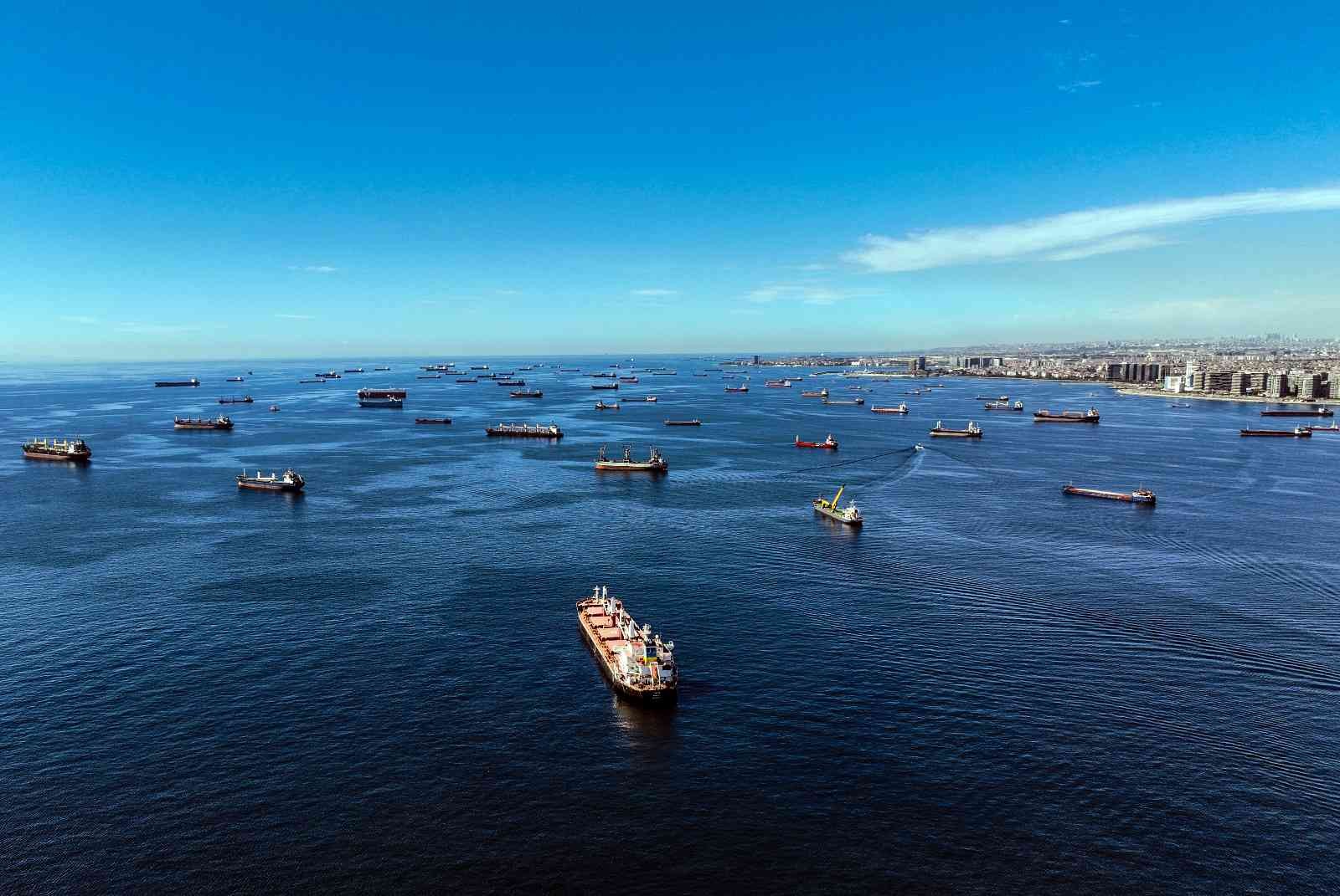 Gemiler, İstanbul’un manzarasını kapattı