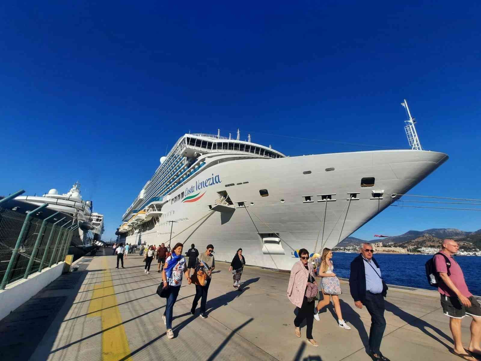 Costa Venezia Bodrum’da, esnaf mutlu