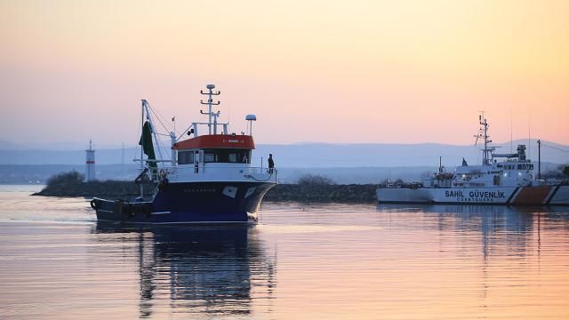 İzmir'de denize düşen balıkçı kayboldu