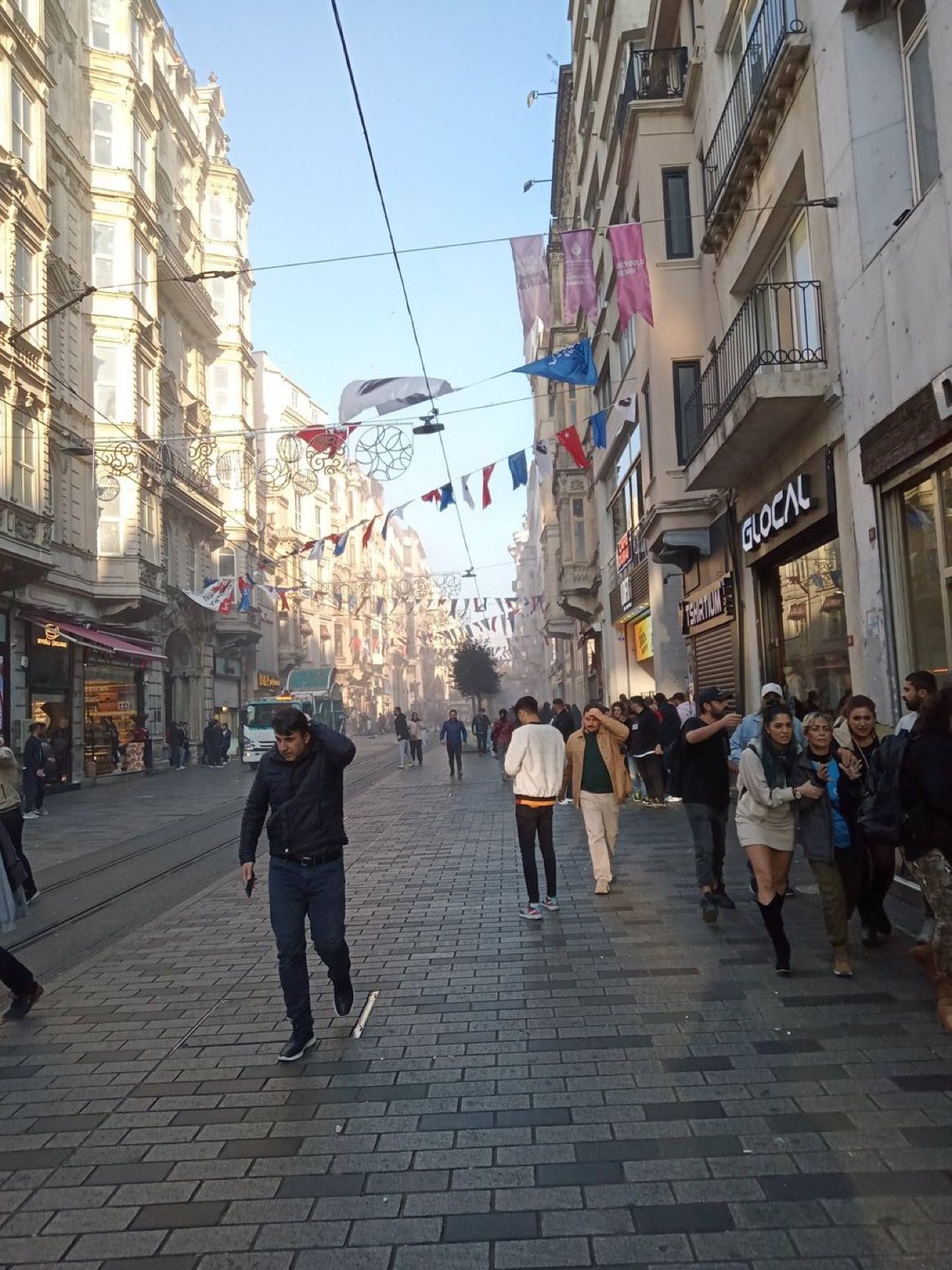 Beyoğlu İstiklal Caddesi’nde patlama meydana geldi. Bölgeye çok sayıda sağlık ve polis ekibi sevk edildi.