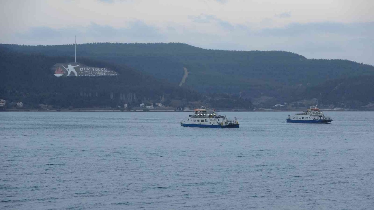 Gökçeada ve Bozcaada feribot seferlerine fırtına engeli