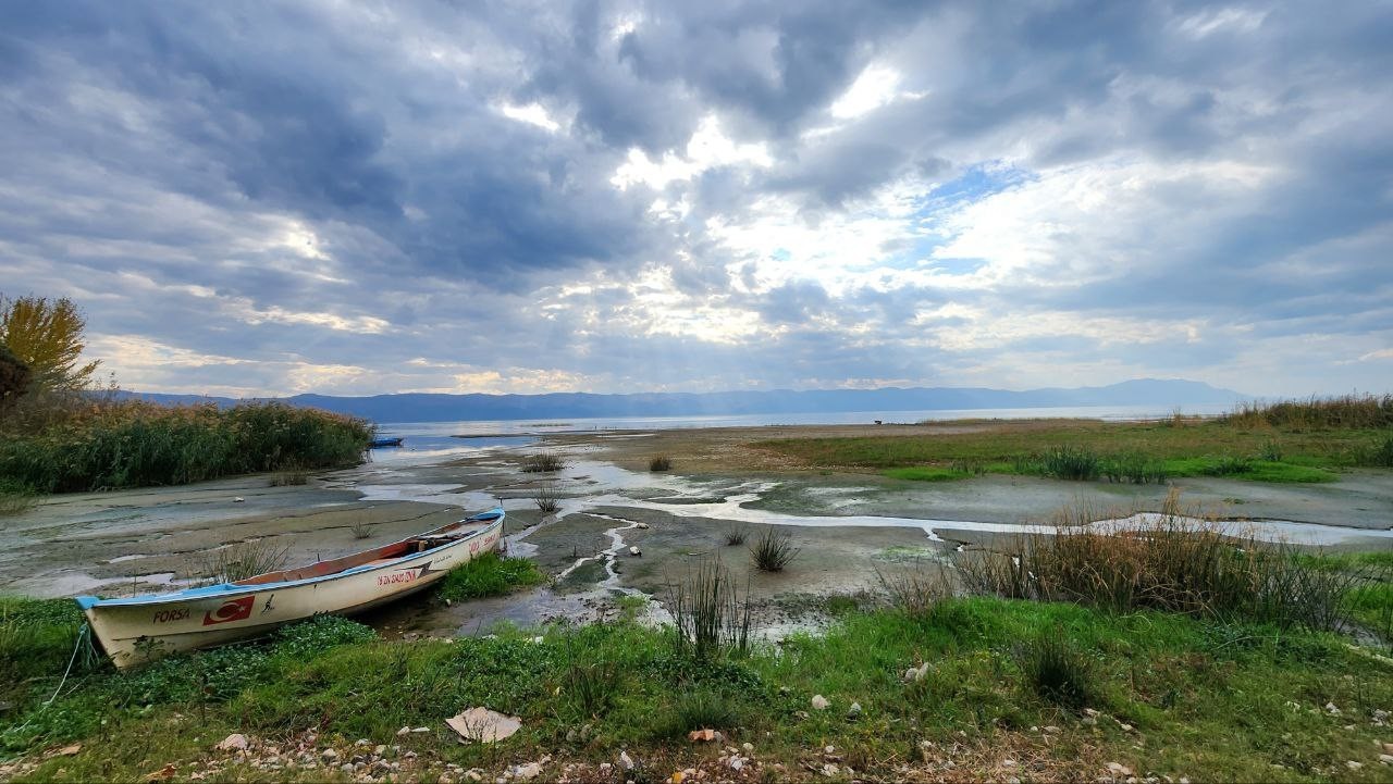 Göl çekildi, tekneler karada kaldı