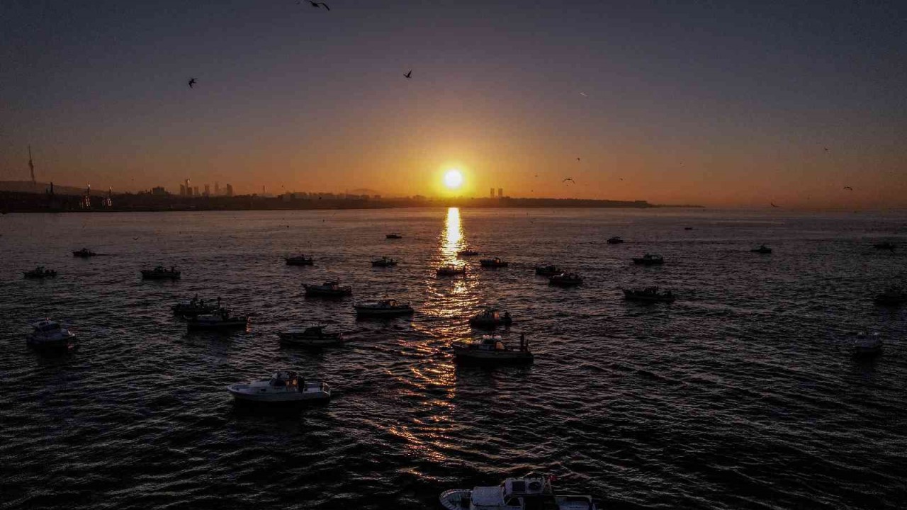 İstanbul’da balıkçıların gün doğumu ile buluşması