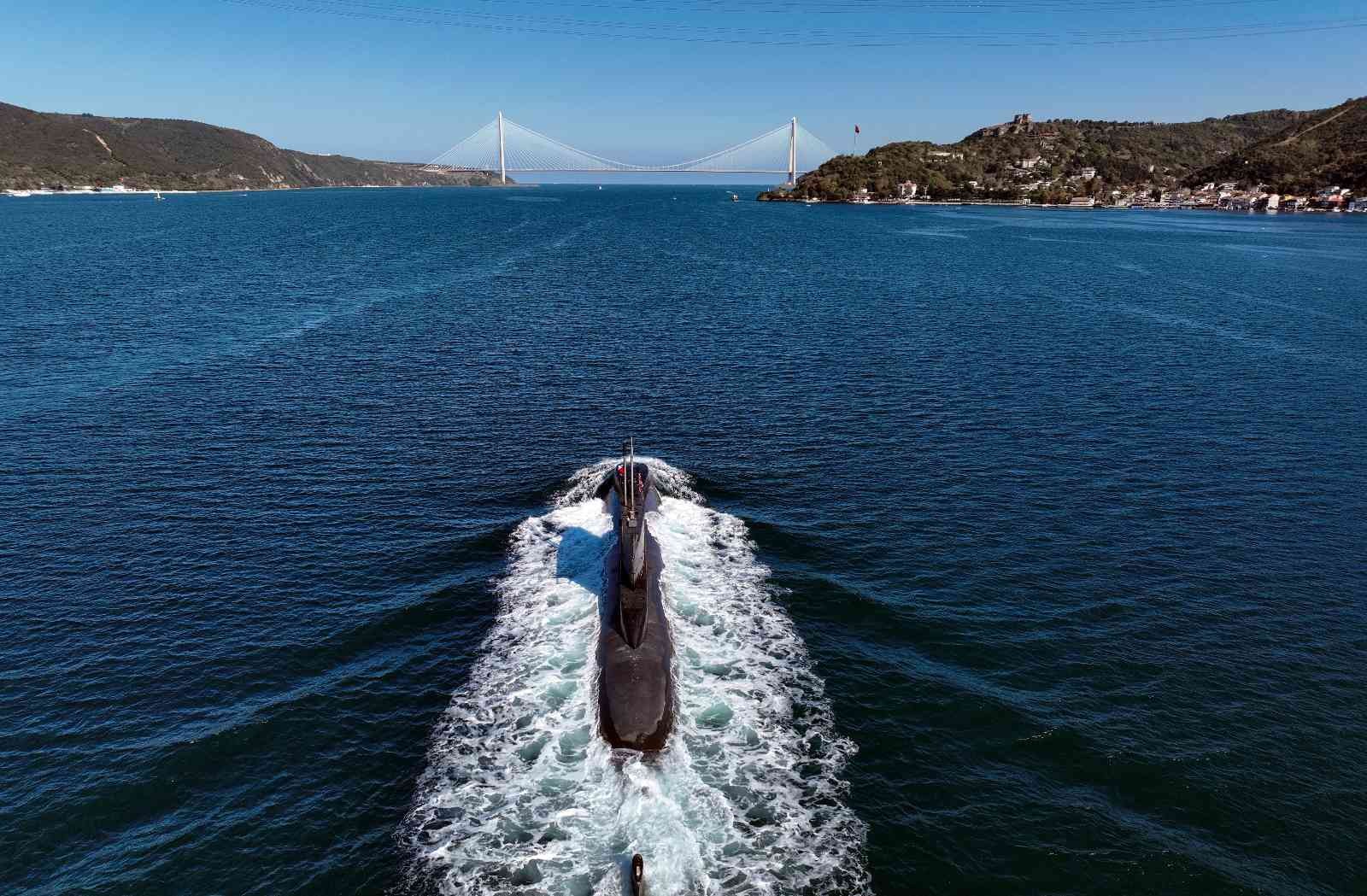 Türk denizaltısının Boğaz’dan geçişi dron ile görüntülendi