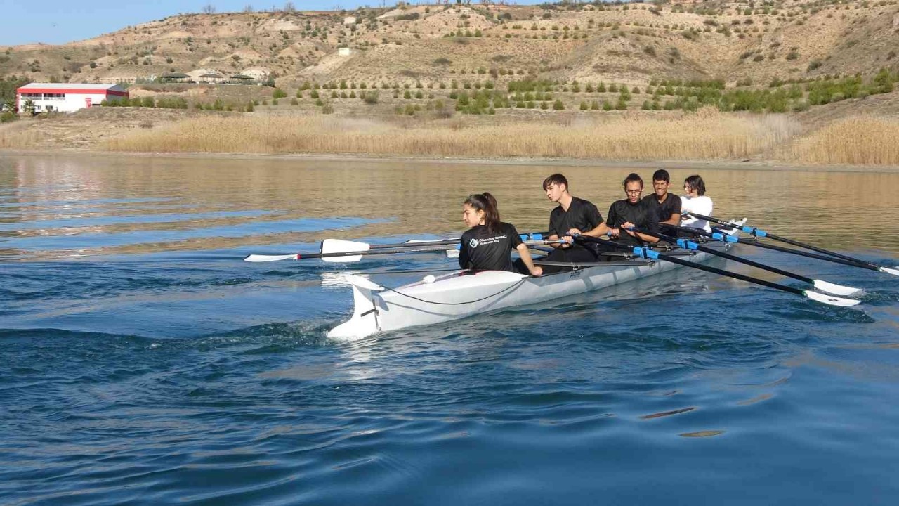 Fransa’da özel üretilen kürek tekneleri baraja indirildi