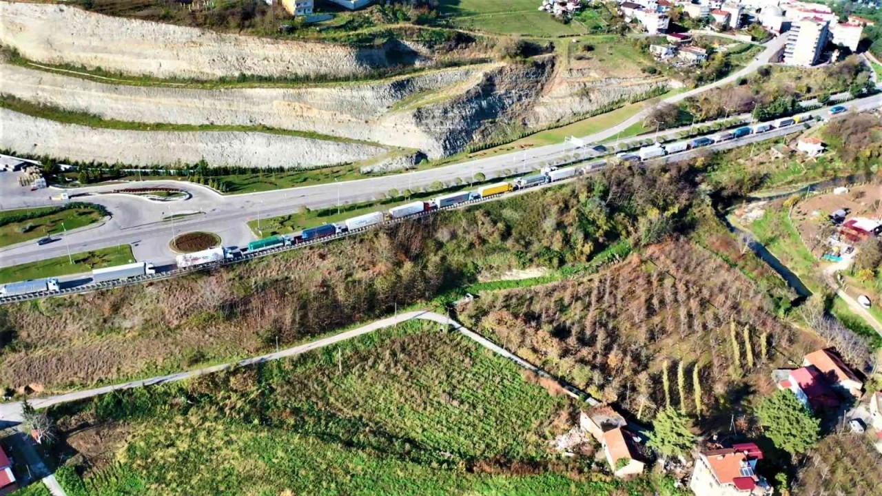 Rusya ile gemi trafiği yavaşladı, tırlar Samsun’da yığıldı