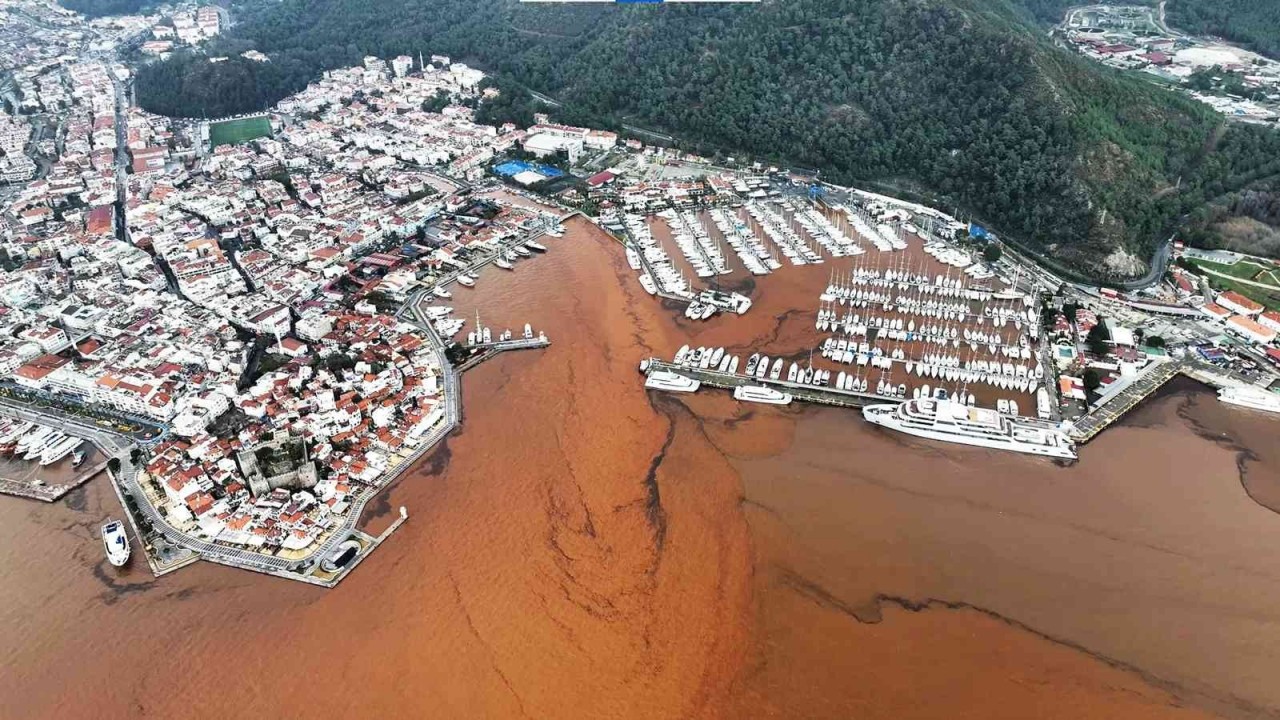 Marmaris’te denizin rengi değişti