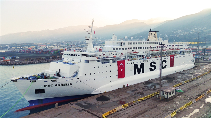 Yardım malzemeleri taşıyan MSC AURELIA, İskenderun Limanı'na yanaştı