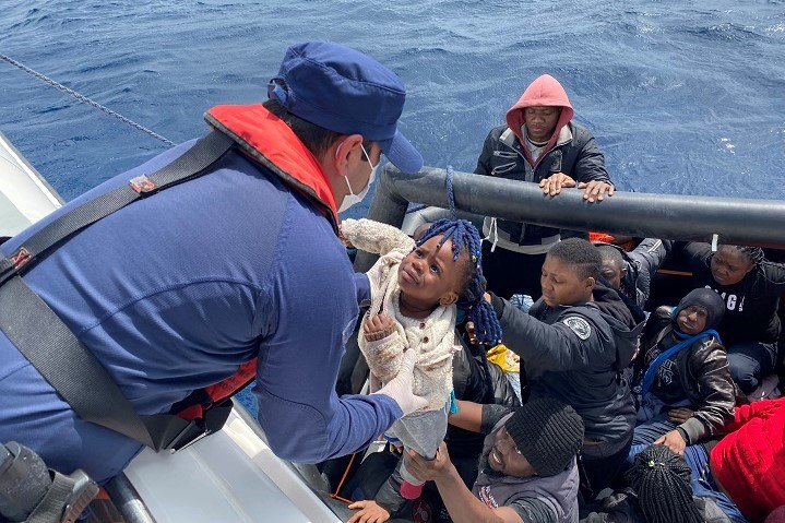 Kendisini kurtaran Sahil Güvenlik personeline attığı bakış dikkat çekti