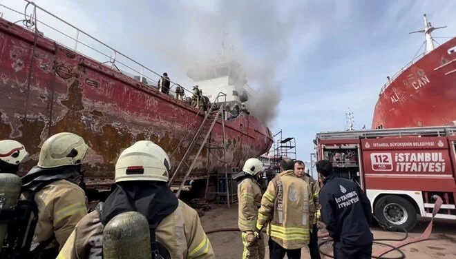 Tuzla'da tersanede gemi yangını çıktı!