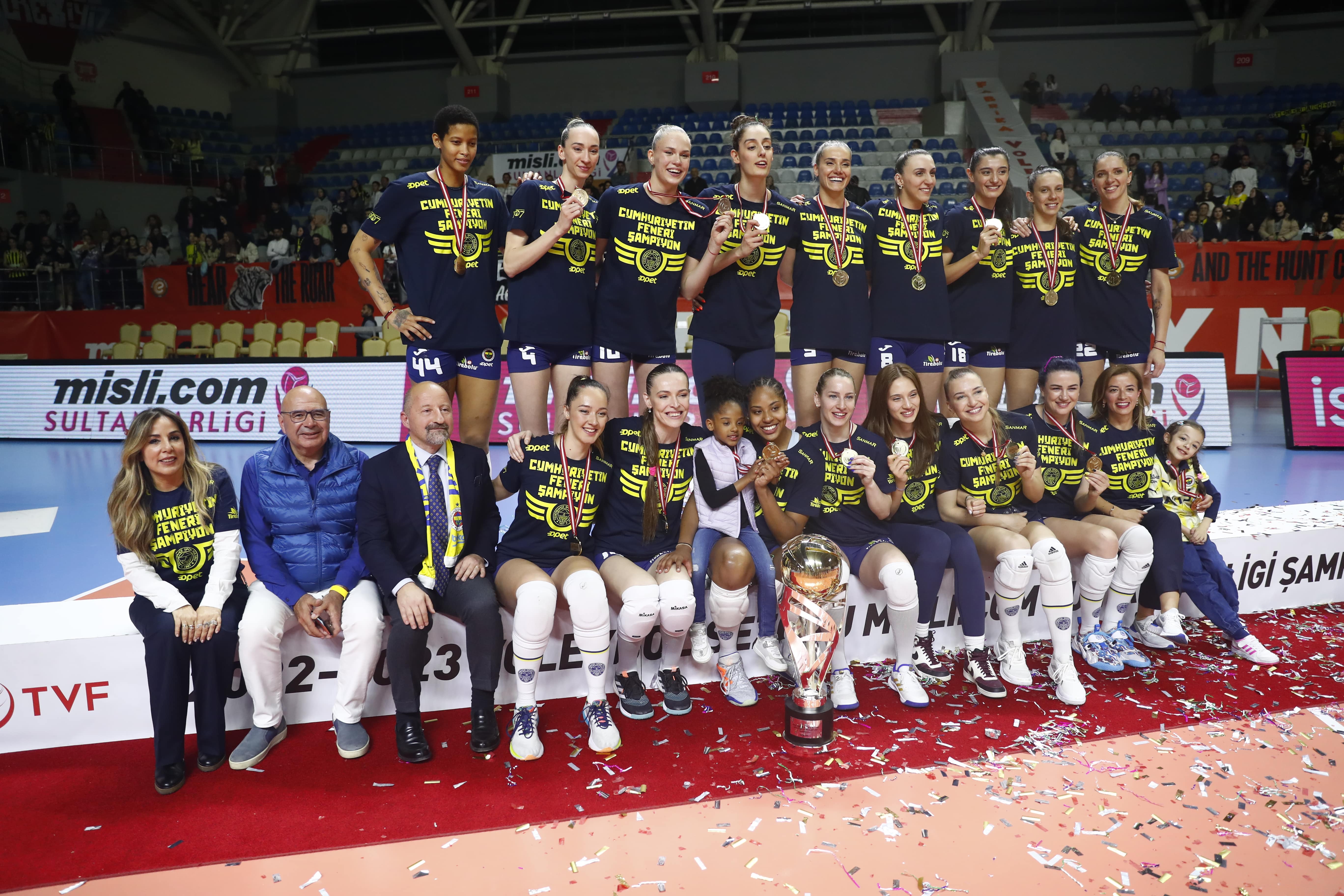 Sanmar Sponsorluğundaki Fenerbahçe Opet Kadın Voleybol Takımı Şampiyonluğu Kutluyor