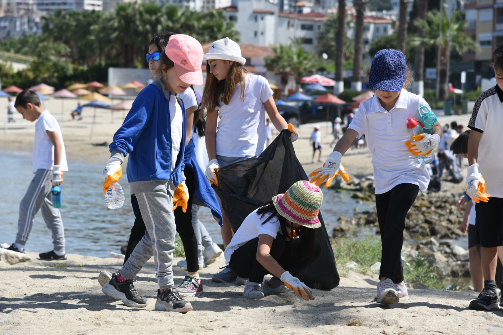 Kuşadası'nda kıyı temizliği gerçekleştirildi