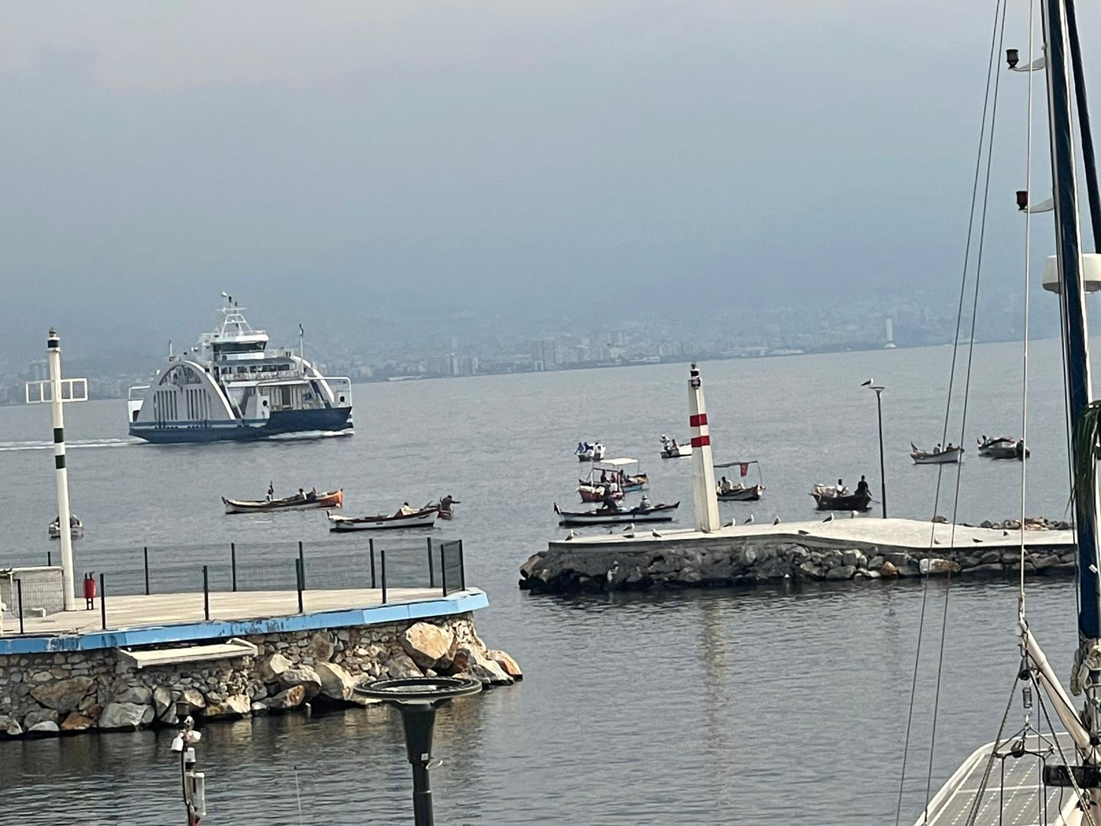 Feribota balıkçı zulmü; Önce karaya oturttular, şimdi de yanaştırtmadılar…