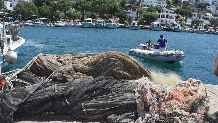 Bodrum'da dalgıçlar deniz dibinde ağ temizliği yaptı