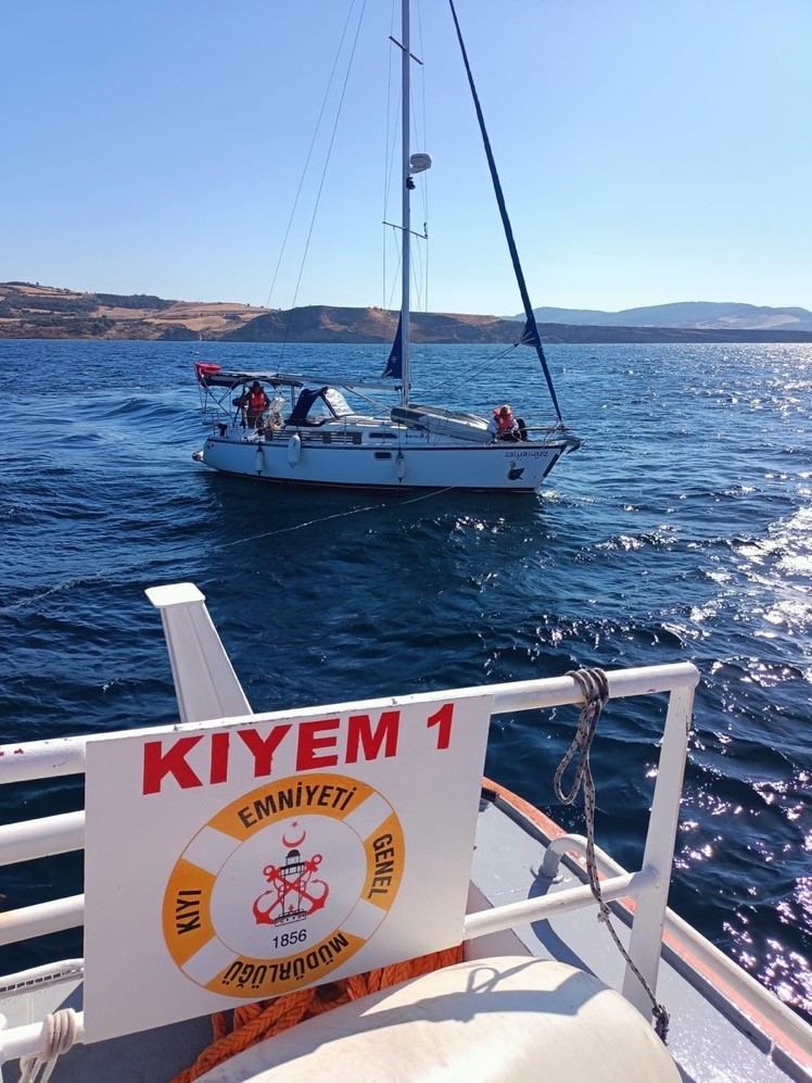 Çanakkale Boğazı’nda sürüklenen 15 metrelik tekne kurtarıldı