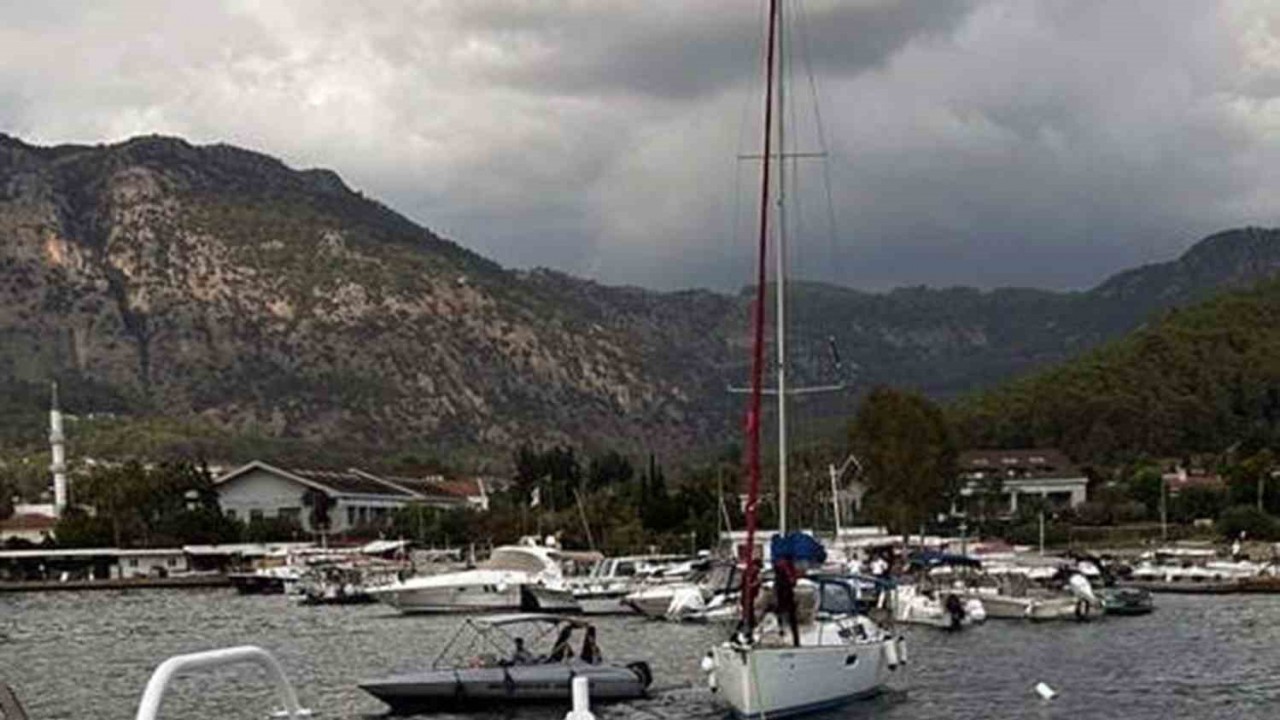 Göcek’te sürüklenen boş tekneyi KEGM ekipleri kurtardı