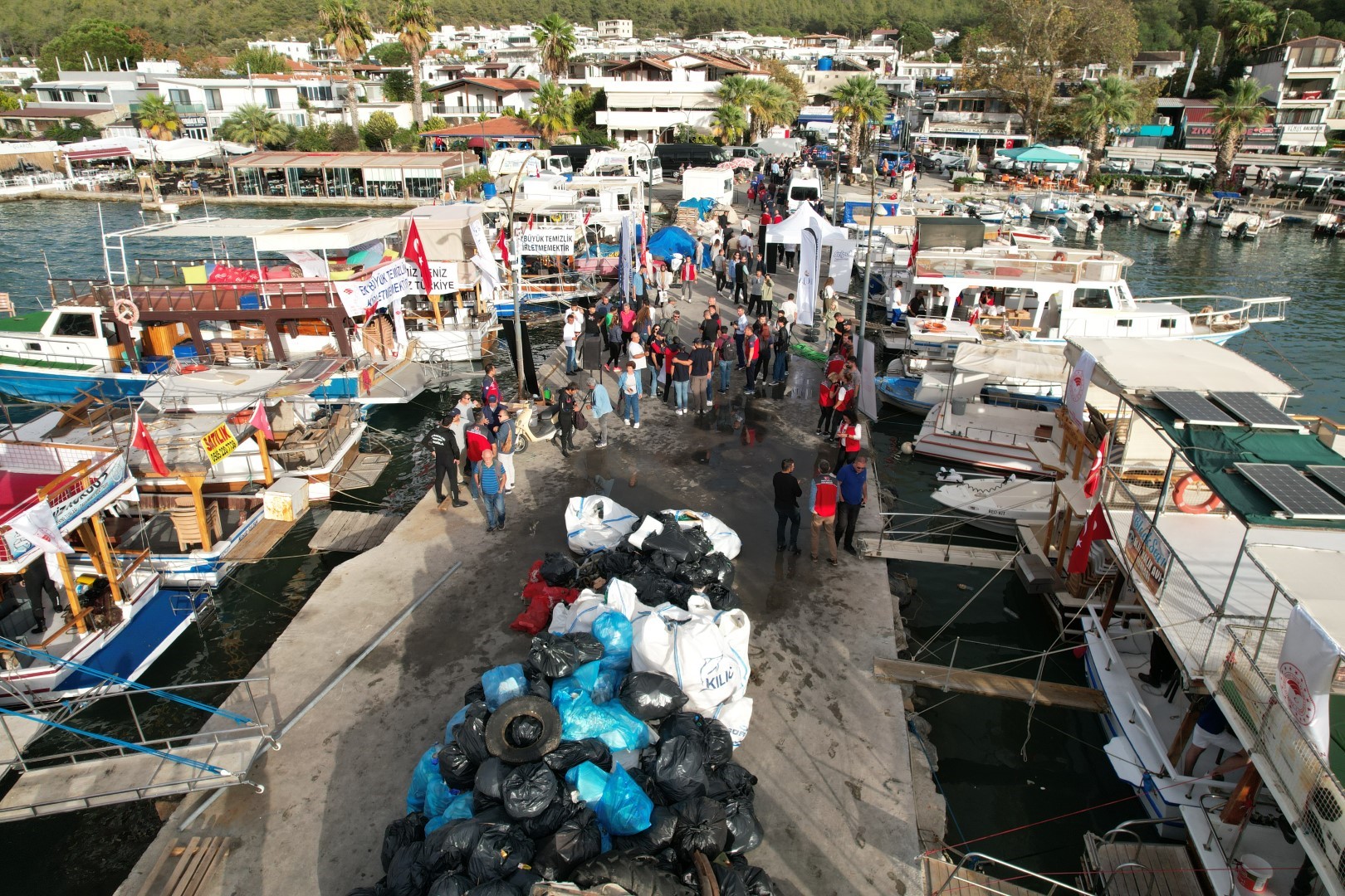 Muğla'da denizden 15 ton atık çıkarıldı