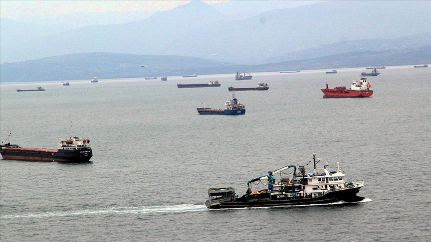 Fırtına uyarısı üzerine yük gemileri Sinop'un doğal limanına demirledi