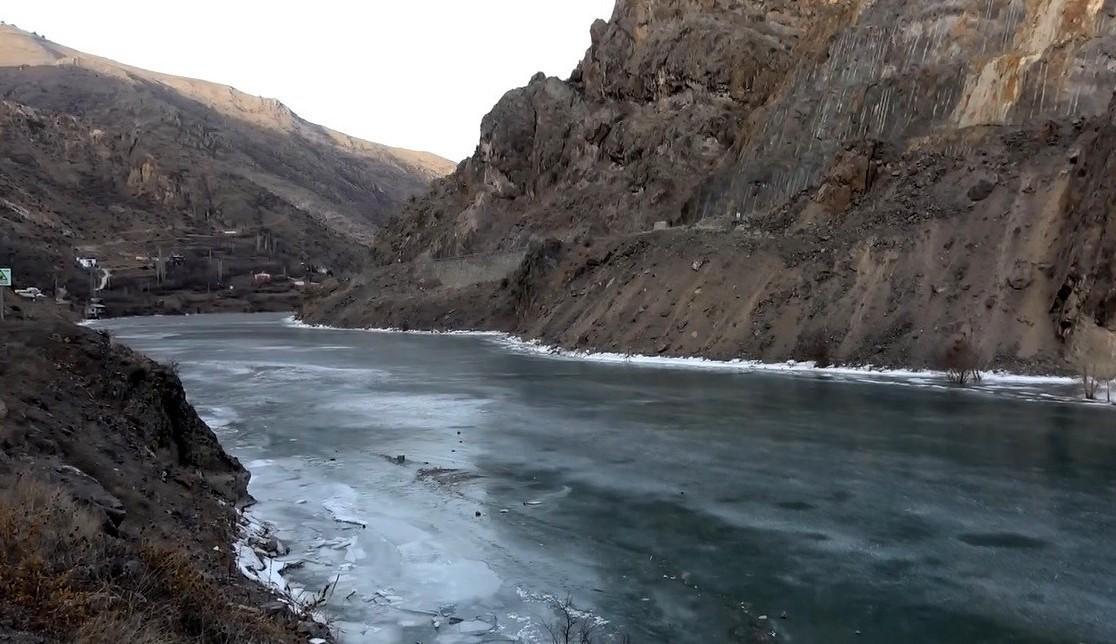 Türkiye’nin en hızlı akan nehri  buz tuttu