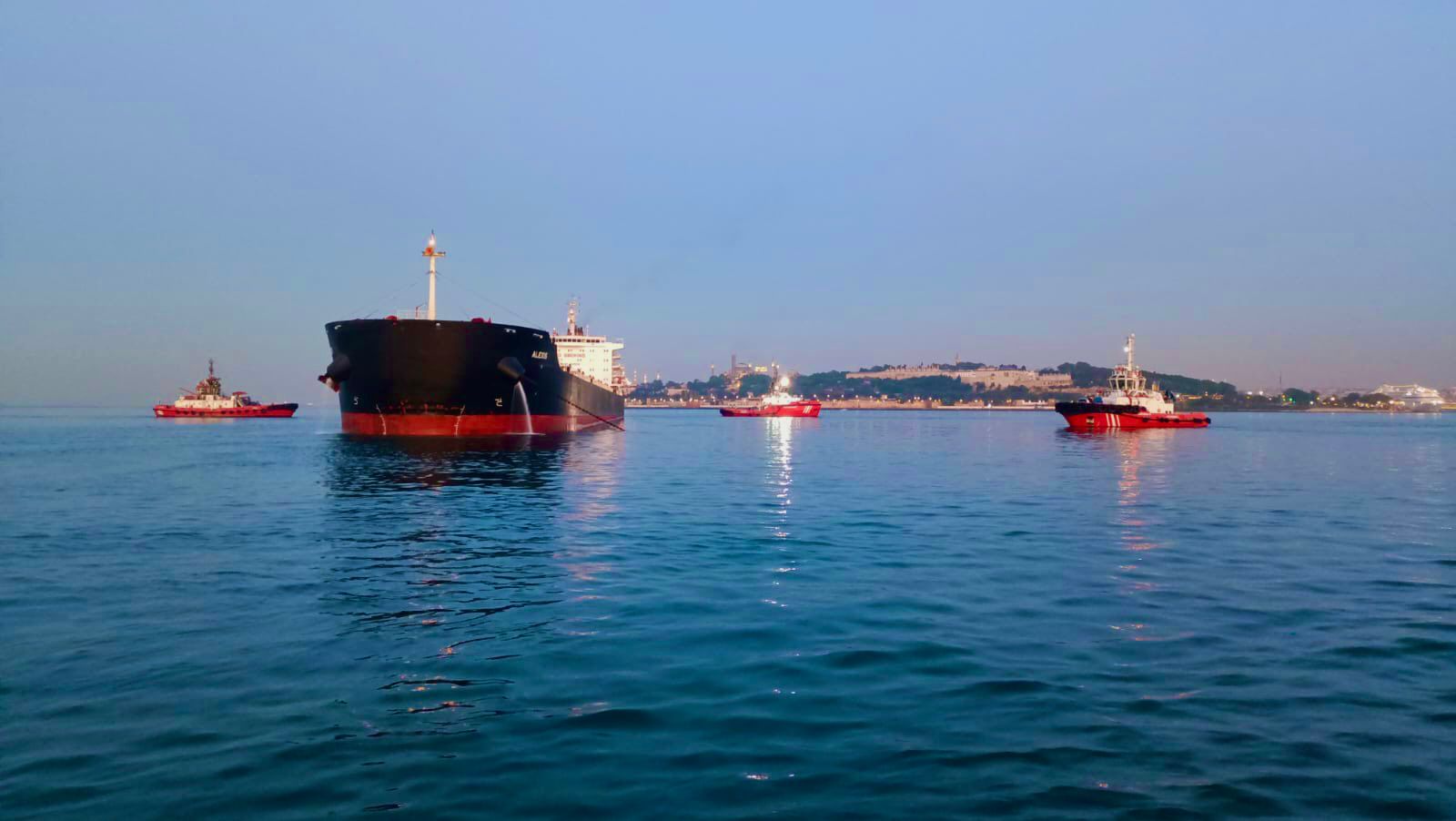 İstanbul Boğazı’nda gemi trafiği çift yönlü ve geçici olarak askıya alındı