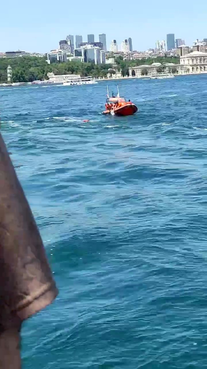 Üsküdar’da vapurdan denize düşen yolcunun kurtarılma anı kamerada