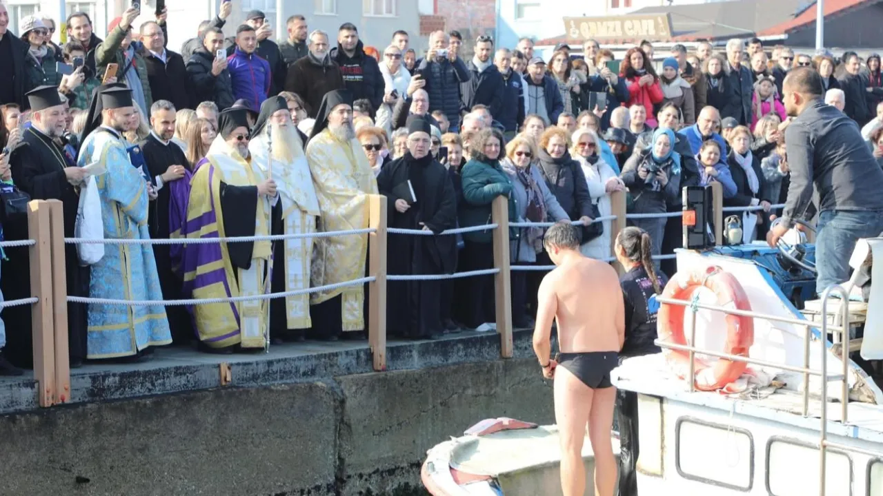 Ortodoks ve Rum cemaati Mudanya Tirilye'de denizden haç çıkarttı!