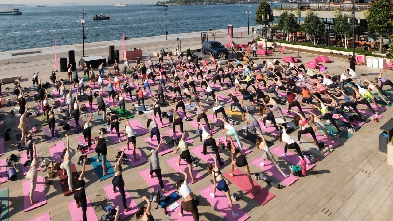 İstanbul'da rıhtımda 'çocuk' yogası