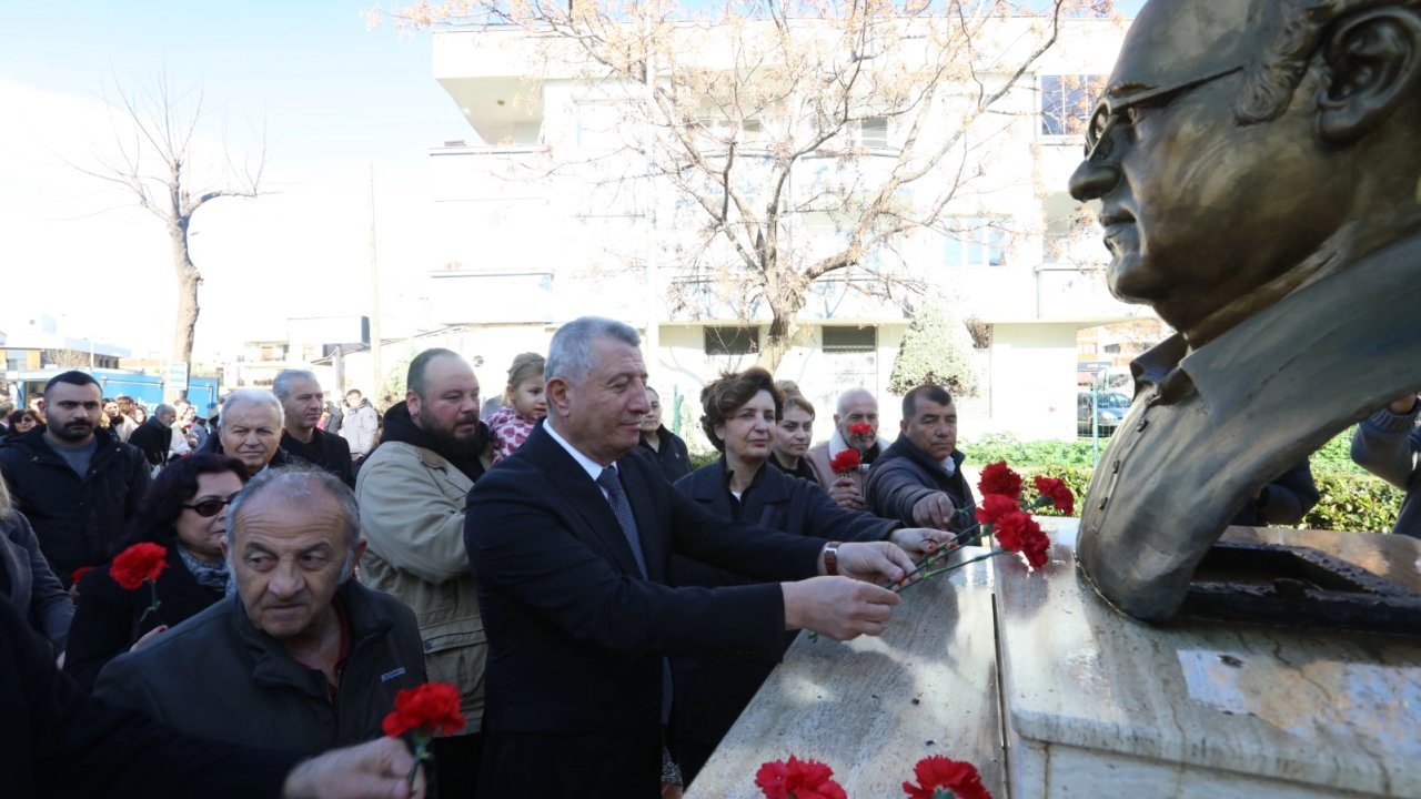 İzmir Güzelbahçe'de Uğur Mumcu büstü ve ismiyle yaşatılıyor