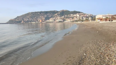 Alanya'da deniz suyu 7-8 metre çekildi