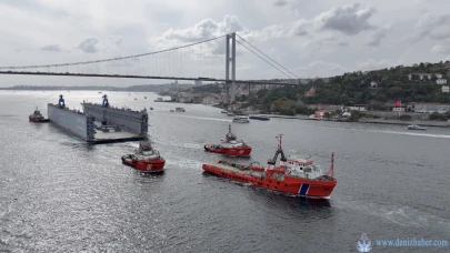 Dev Yüzer Havuz İstanbul Boğazı Geçişinde...